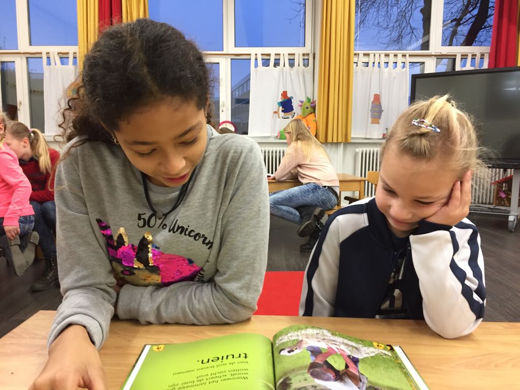Samen genieten van een prentenboek. Groep 7-8 leest voor aan groep 1-2. #tutor #samen #zelfvertrouwen