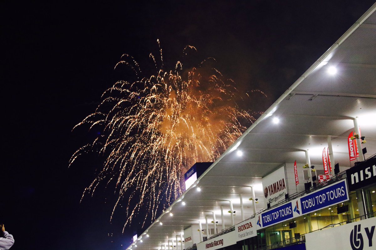 鈴鹿サーキット 鈴鹿を振り返る17 コカ コーラ 鈴鹿8耐 第40回記念大会 夕闇の走行の中 グランドスタンドが文字通り 輝き そして最後には花火 鈴鹿8耐 の伝統を残しつつ 新時代の幕開けを予感させる そんな記念大会でしたね