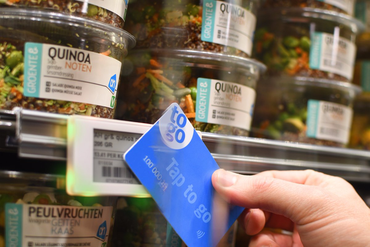 AH_nieuws's tweet photo. Albert Heijn test #kassaloos #shoppen bij #AHtogo: 'tap, grab en go'. 
#Taptogo maakt het mogelijk om producten te kopen zonder langs de kassa of scan to go te gaan: https://t.co/HiITMhHOHo https://t.co/IMu3jd8pDW
