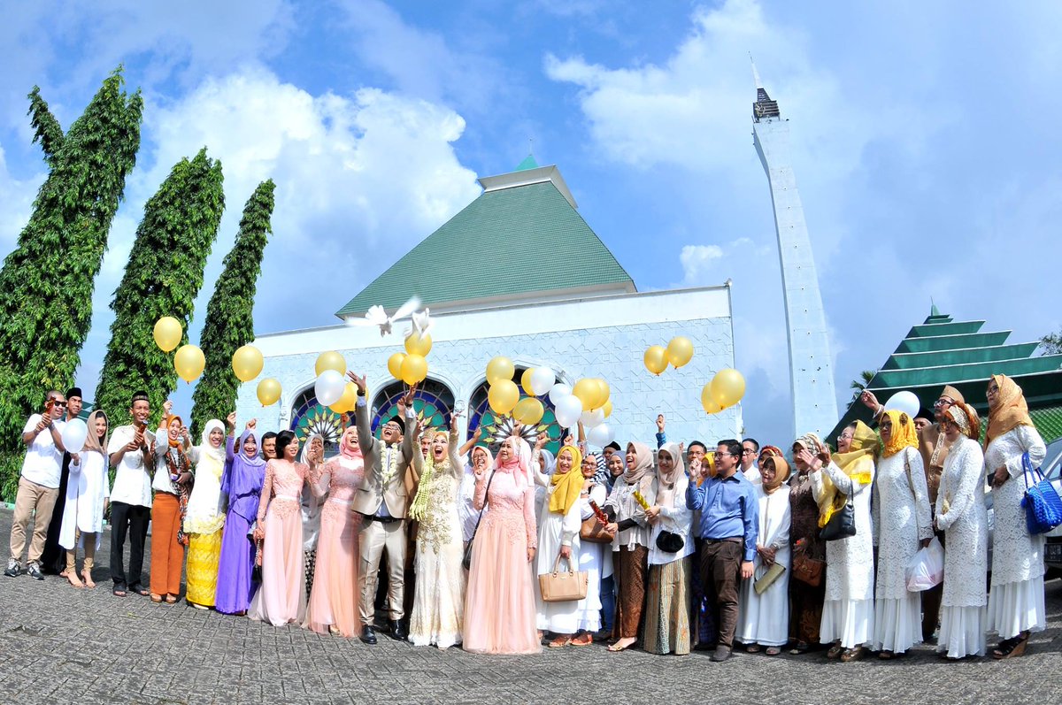 S7production's tweet photo. "Biarkan kita menjadi merpati, yang tak pernah mendua hati, yang tahu kemana harus pulang, dan bekerjasama dengan baik." #memoryoflove #wedding #gresik https://t.co/C5QxEHpYZZ