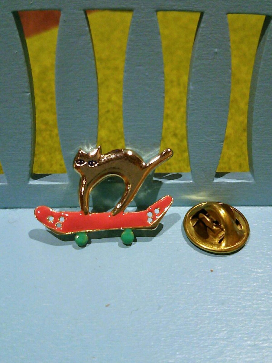 とことこ雑貨店 宝石店 スケボーネコのブローチ 真っ赤な スケボーをかっこよく乗りこなすネコちゃんの姿にキュン しっぽをピンッとたてて 上手にバランスをとっていますね 帽子やバッグ コーディネートのワンポイントに こんな楽しそう なブローチ