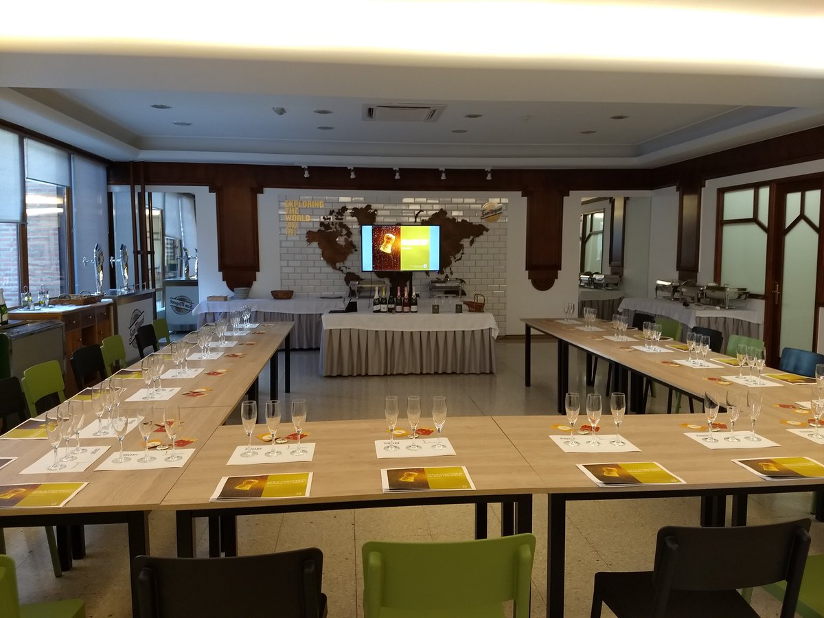aecava's tweet photo. Todo listo para un #SeminariodeCava de muchísimo nivel en  @ESHBI_Bilbao con el formador en #Cava Unai Urquijo. #CavaLovers #FormadorenCava https://t.co/AXWUEF8Ne5