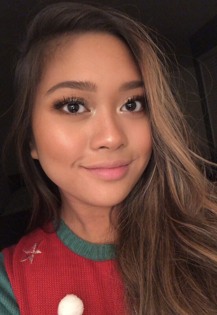 serranosaursrex's tweet image. But bc of makeup tutorials all these tween girls are skipping the awkward years 😫