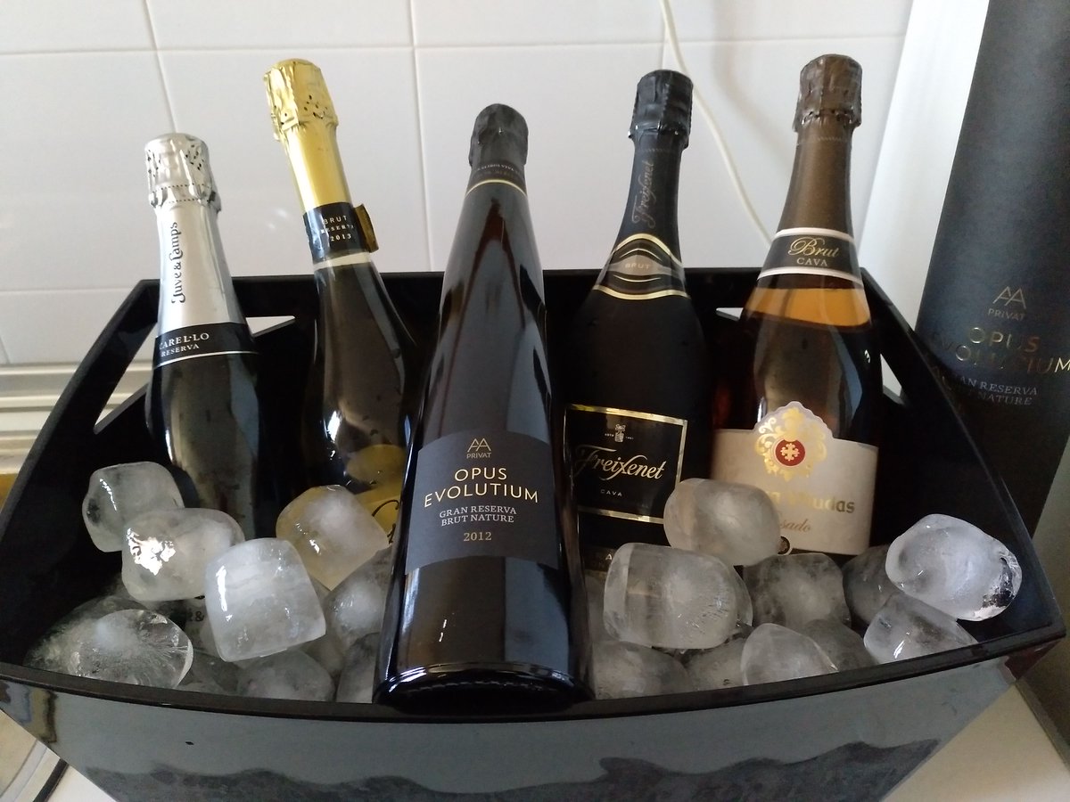 aecava's tweet photo. Y esta semana ha tenido lugar un #SeminariodeCava con el #FormadorenCava Antonio Garrido en en 2º restauración y cocina de la Escuela de Hostelería Castillo del Marqués. #CavaLovers #Cava https://t.co/xf6XR26jzU