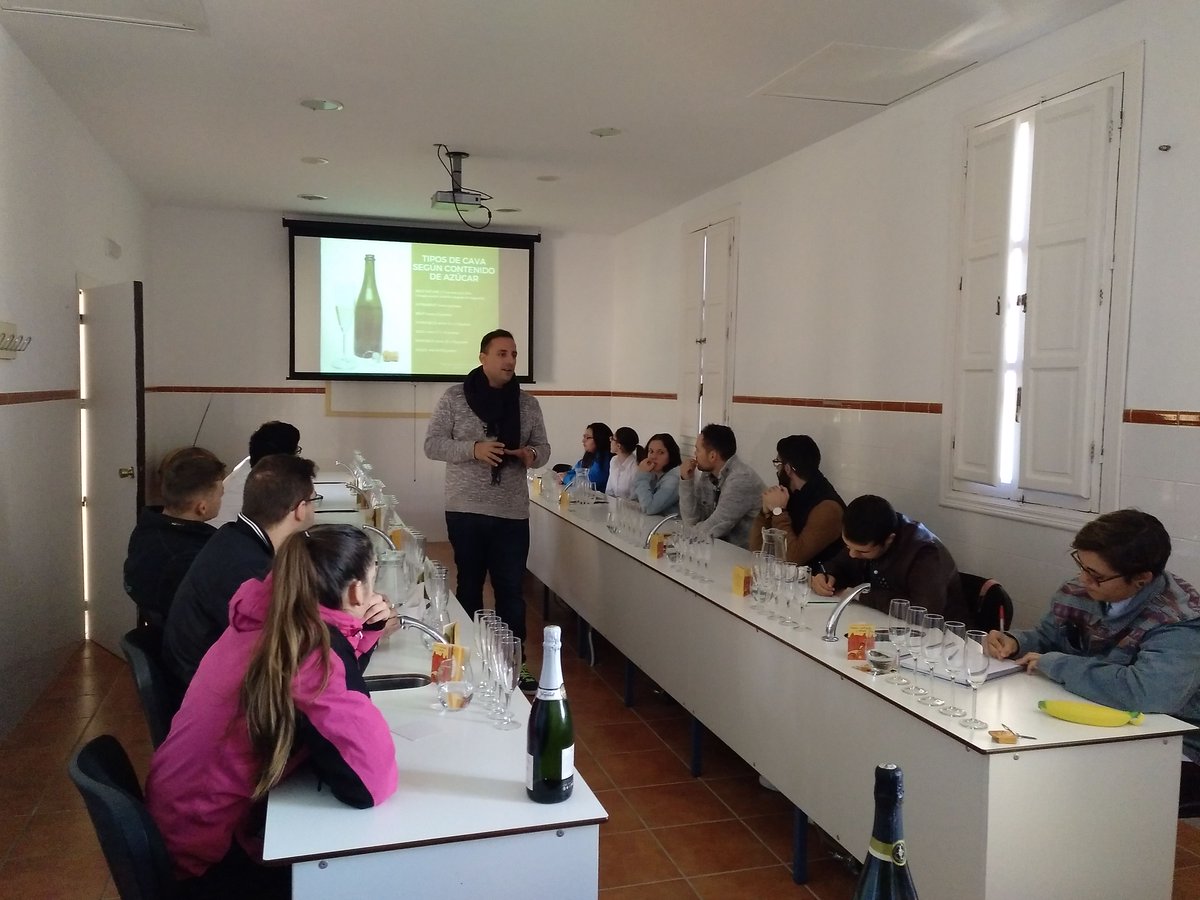 aecava's tweet photo. Y esta semana ha tenido lugar un #SeminariodeCava con el #FormadorenCava Antonio Garrido en en 2º restauración y cocina de la Escuela de Hostelería Castillo del Marqués. #CavaLovers #Cava https://t.co/xf6XR26jzU
