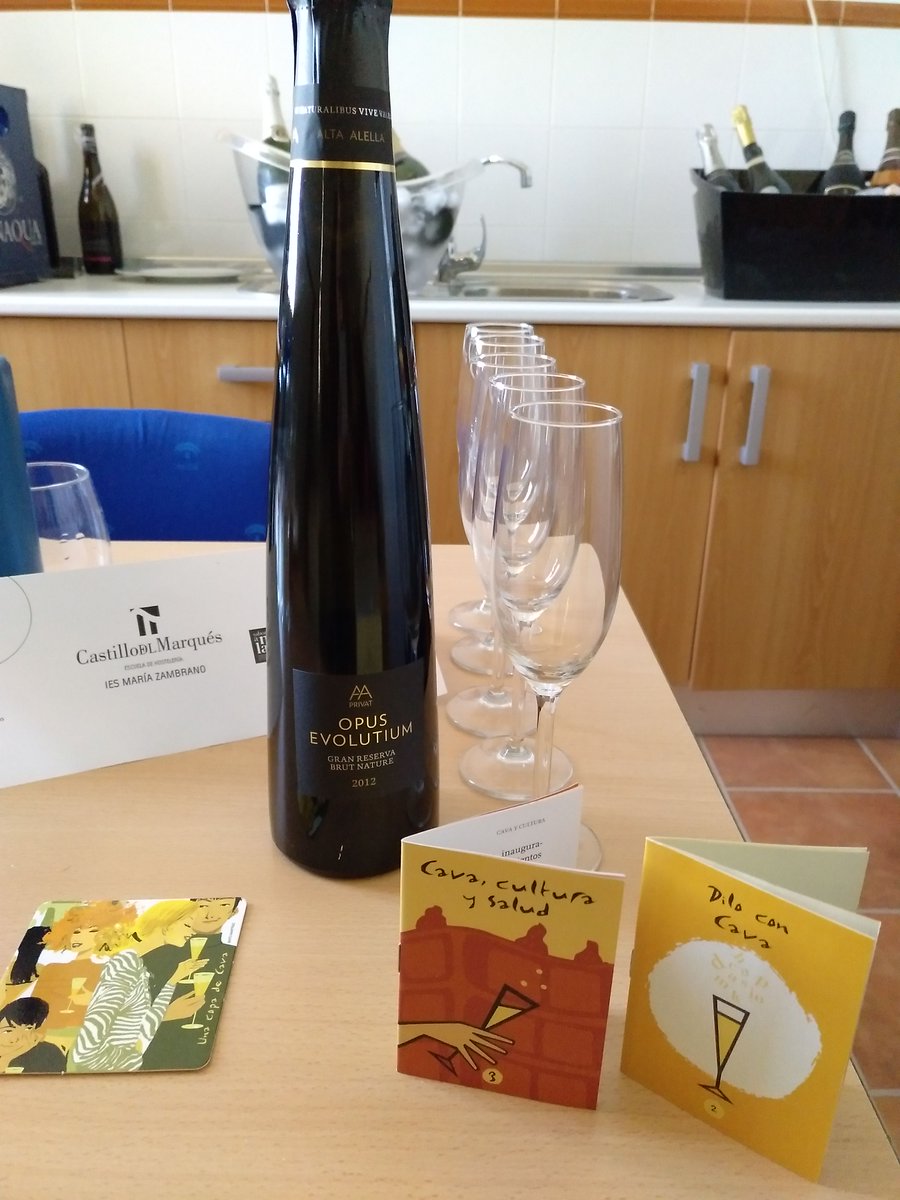 aecava's tweet photo. Y esta semana ha tenido lugar un #SeminariodeCava con el #FormadorenCava Antonio Garrido en en 2º restauración y cocina de la Escuela de Hostelería Castillo del Marqués. #CavaLovers #Cava https://t.co/xf6XR26jzU