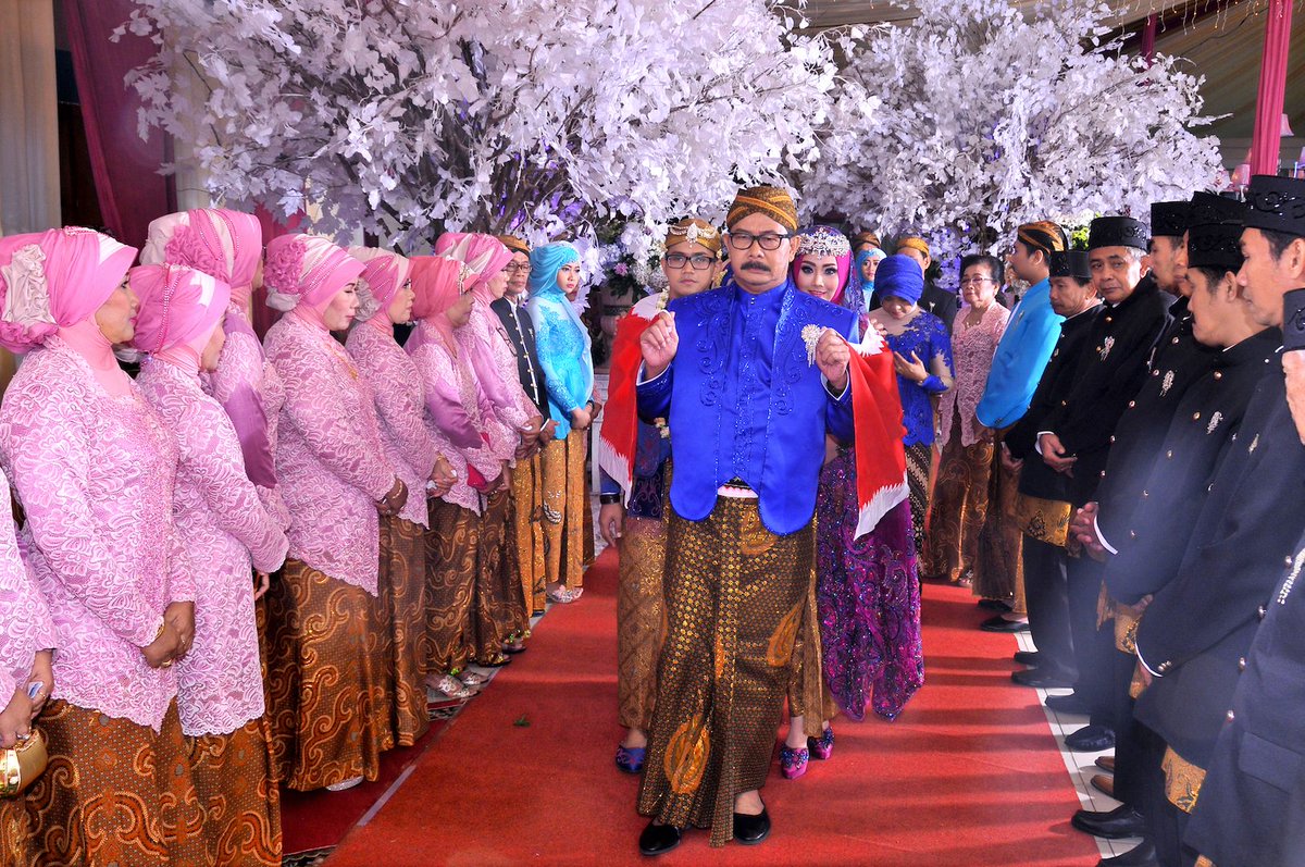 S7production's tweet photo. Prosesi kirab dalam pernikahan adat Jawa Reryd &amp; Odi, organized by @S7production #memoryoflove #wedding #gresik https://t.co/aIVqsn4Vl8