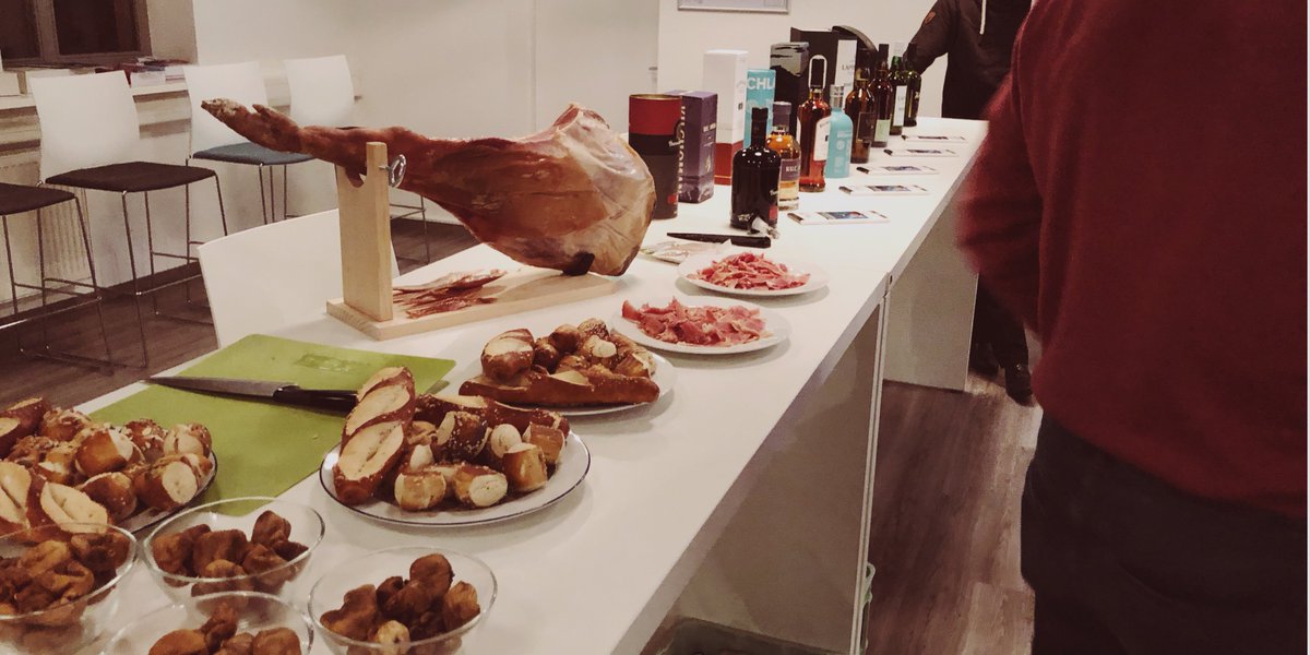 ArnoCook's tweet photo. Kleines privates Whiskytasting mit meinen Kollegen von der #msgdavid Wir hatten viele tolle Gespräche und einen sehr entspannten Abend, es hat mir echt Spaß gemacht #awesomecolleagues https://t.co/S9r6X6e0WZ
