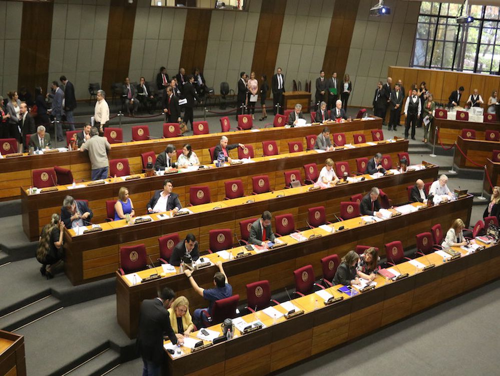 LaNacionPy's tweet photo. El Senado analiza pérdida de investidura de González Daher.
https://t.co/VLJKJSnIqP https://t.co/ZK1pK7WFLp