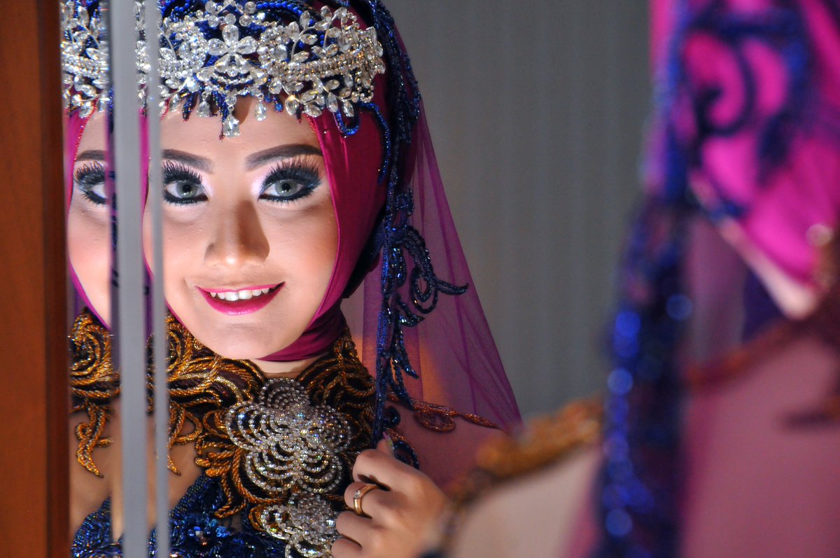 S7production's tweet photo. "A beautiful woman delights the eye; a wise woman, the understanding; a pure one, the soul." -Minna Antrim- #memoryoflove #wedding #gresik https://t.co/qzHNi4aesq