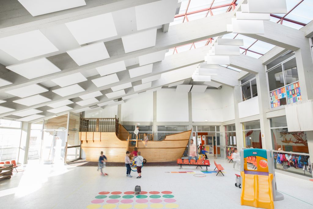 Ecophon_ES's tweet photo. "No deberíamos tener que cambiar o adaptar nuestros métodos educativos a causa de un entorno acústico pobre". Echa un ojo a la entrevista con la antropóloga educativa Mie Guldbaek Broens sobre el futuro de los entornos de aprendizaje y las aulas: https://t.co/RLLLRwSPqP https://t.co/DBEJrFulyv