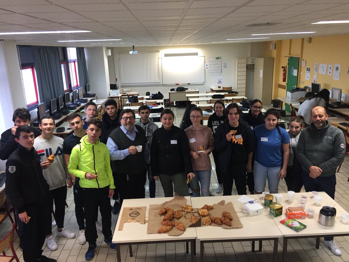 MichelTrinquet's tweet photo. #MAIF marraine de la mini entreprise-EPA du lycée Fourcade à Gardanne donnez une seconde vie à vos habits #solidarité #ecologie après la rédaction des CV le réconfort https://t.co/iXmzDB7OPf