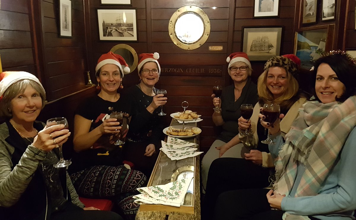 SimplySoulfulUK's tweet photo. #FestiveFun for all last night @CottageHotel1 #HopeCove. We enjoyed festive inspired #Yoga with #SeasonalReflection followed by delicious #MincePies and #MulledWine.... #MerryChristmas everyone... xx https://t.co/wsiQcSpNGS