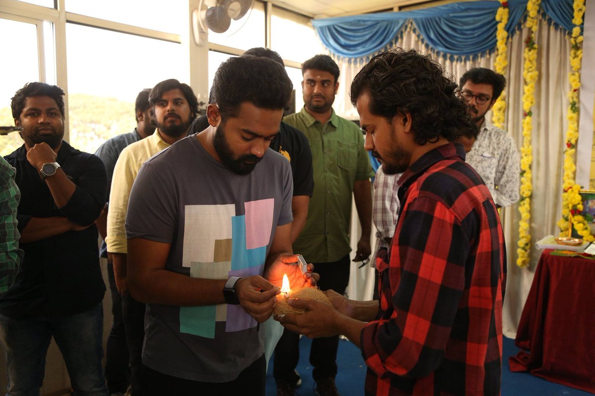 BtechMovie's tweet photo. സൺ‌ഡേ ഹോളിഡേയ്ക്കു ശേഷം ആസിഫ് അലി, അപർണ ബാലമുരളി കൂട്ടുകെട്ട് വീണ്ടും മാക്ട്രോ പിക്ചർസുമായി സഹകരിക്കുന്ന ചിത്രമായ ബി.ടെക്ക് ന്റെ പൂജ 16-12-2017 ശനിയാഴ്ച്ച, ബാംഗ്ലൂരിൽ വച്ച് നടന്നു. https://t.co/K5NihQJ2dw