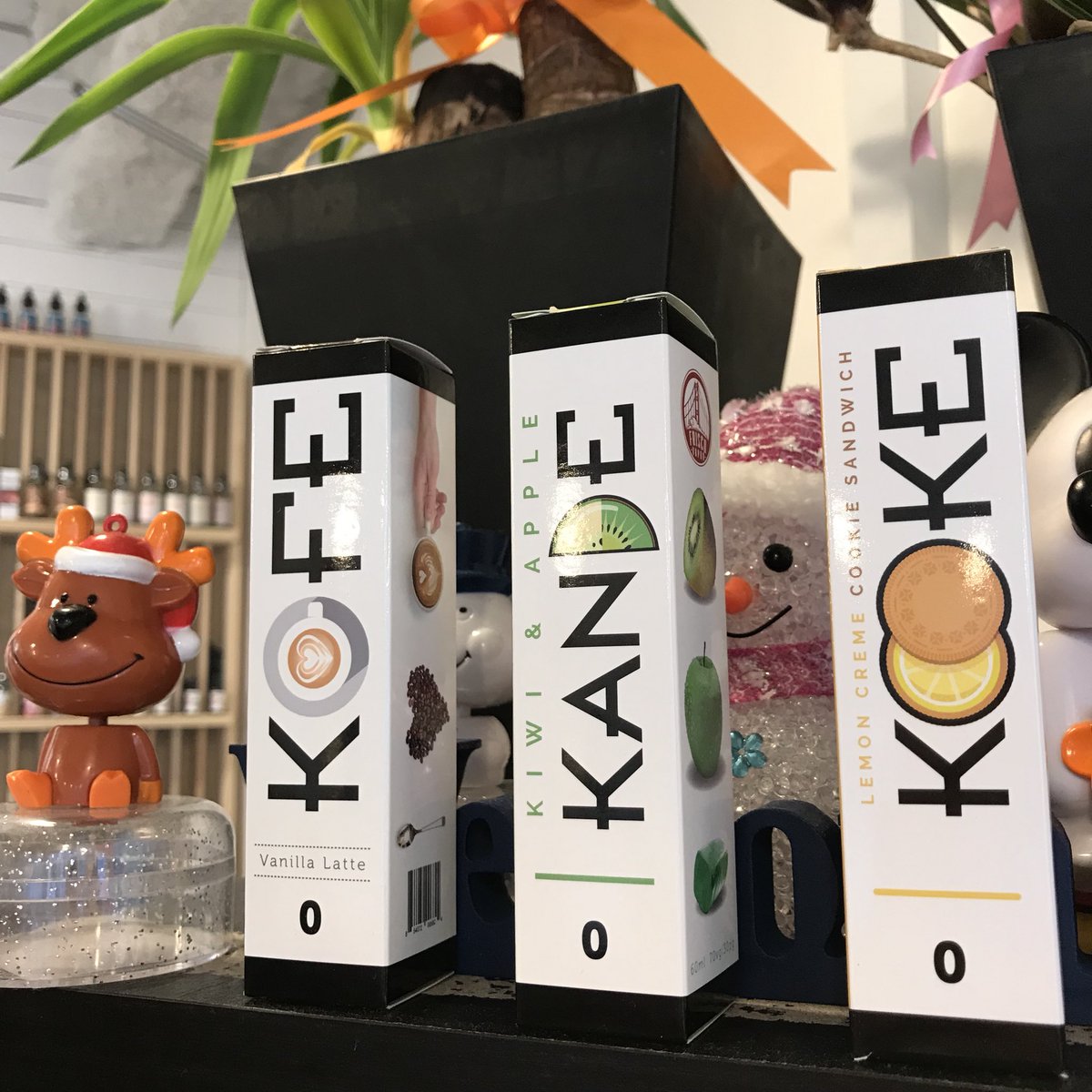 tokyo_banana_jp's tweet photo. FRISCO VAPOR🎉
☕️KOFE☕️コーヒー‼️
🍬KANDE🍬キウイリンゴキャンディ‼️
🍪KOOKE🍪レモンクリームクッキー‼️
それぞれ美味しく再現されてますよぉ〜🌈

#vape #vapelifegarden #VLG #八王子 #FRISCOVAPOR #KOFE #KANDE #KOOKE https://t.co/99KLvjSqOD