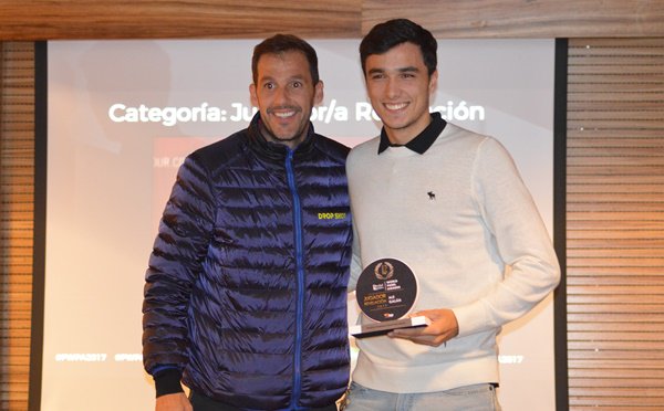 PadelSpain's tweet photo. .@alegalan96, el 'Jugador Revelación' de 2017, recibe su galardón en los #PWPA2017 https://t.co/wyOzOjzpgc #pádel #noticias #deportes @starviepadel https://t.co/KvCtBZN0fN