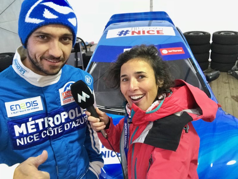 RadioMontBlanc's tweet photo. [#JessicaLive]
📆 RDV ce soir à partir de 18h30 devant #MBLiveTV pour découvrir le nouveau #TestéEtApprouvé de Jessica !
Elle teste la conduite sur glace lors du @TropheeAndros_ à @Val_Tho 👍
Écoutez l'interview du pilote Christophe Ferrier ➡ https://t.co/yjfpd54NKt https://t.co/5V4FNjuryN