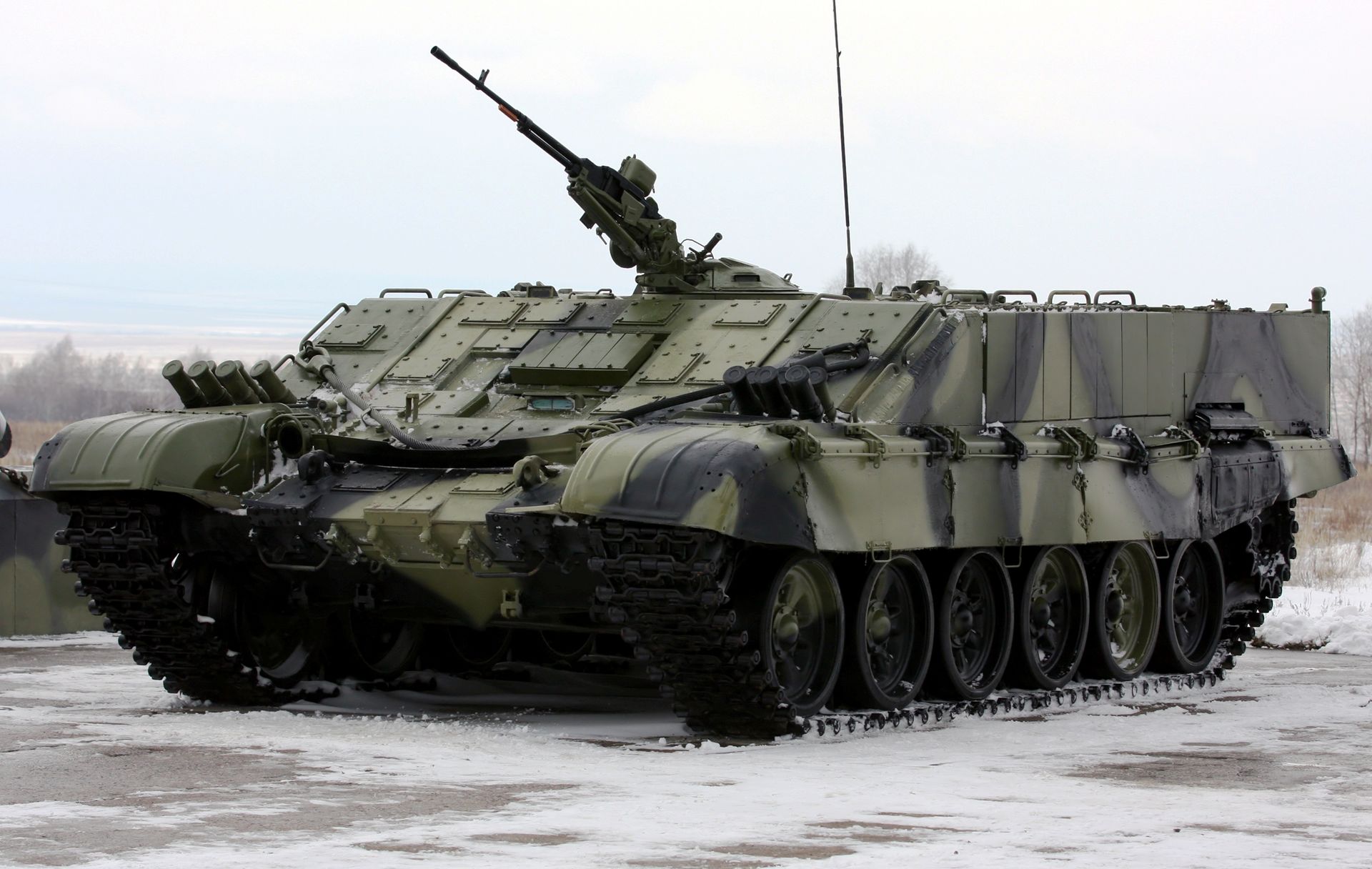 偏見で語る兵器bot Bmo T ロシアの放火魔 なんと火炎放射器部隊専用の重装甲兵員輸送車でサーモバリックロケットや焼夷弾ロケット専用の収納スペースに32本搭載し目標を大炎上させる 燃やし手 火をつけたい建造物があればすぐ呼んでくれ T Co