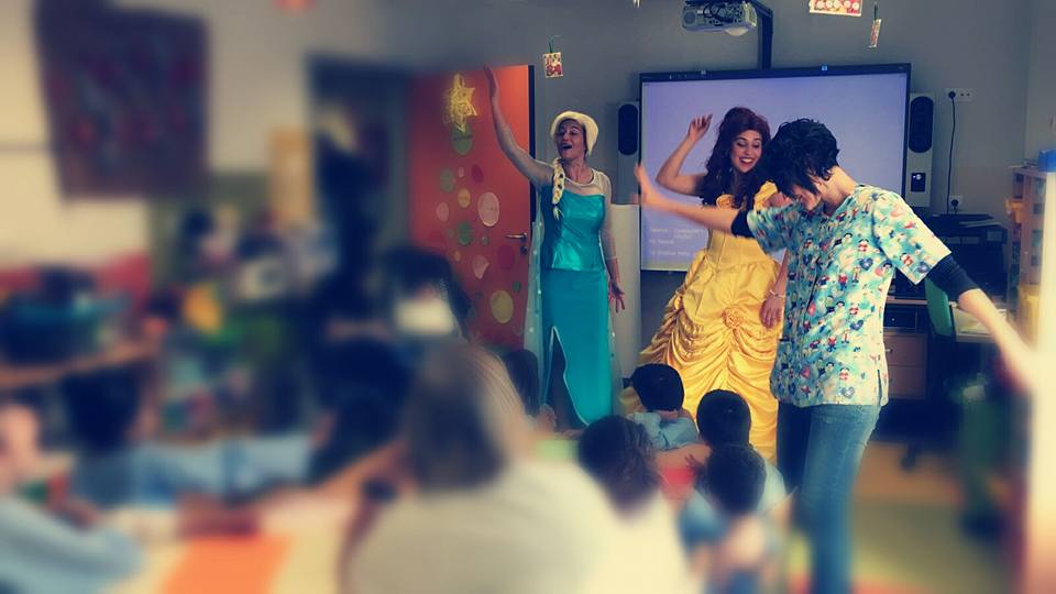 RotaractMurcia's tweet photo. Ayer, Rotaract Murcia realizó uno de sus proyectos más especiales, nuestro Concurso de Postales Navideñas en el Área Infantil del Hospital Virgen de la Arrixaca. 

Pasar este rato con los peques hospitalizados y verles sonreir es prioritario para el club.

#NavidadRotaract https://t.co/eGIQPc6crk
