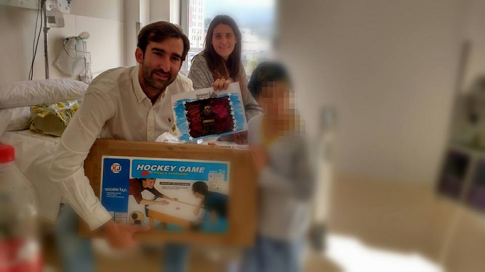 RotaractMurcia's tweet photo. Ayer, Rotaract Murcia realizó uno de sus proyectos más especiales, nuestro Concurso de Postales Navideñas en el Área Infantil del Hospital Virgen de la Arrixaca. 

Pasar este rato con los peques hospitalizados y verles sonreir es prioritario para el club.

#NavidadRotaract https://t.co/eGIQPc6crk