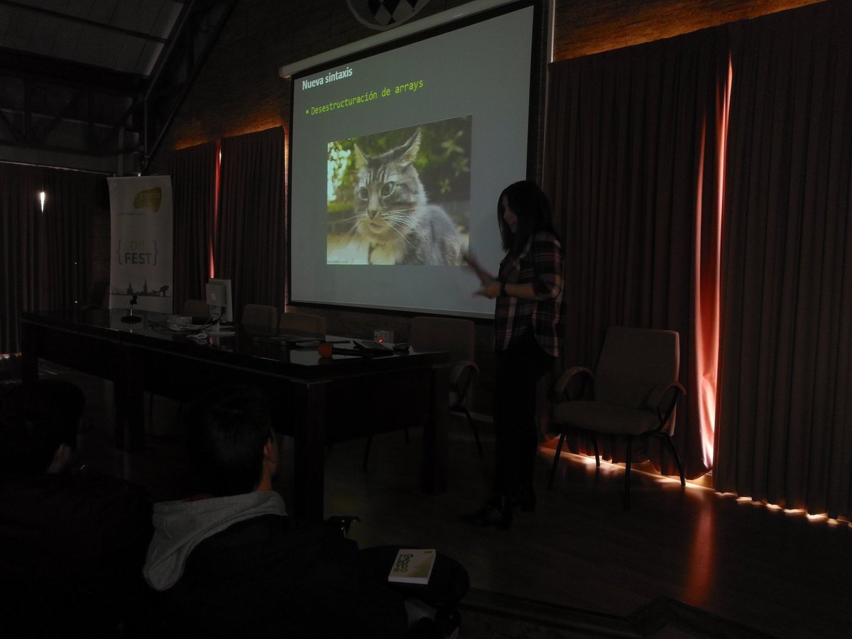 everisCodeFEST's tweet photo. Desectructuración de objetos y arrays #ecmascript6 en #headingtocodefest en #IESJulioVerne con @criperrui. La gente alucina! https://t.co/KhhY3ljNpk