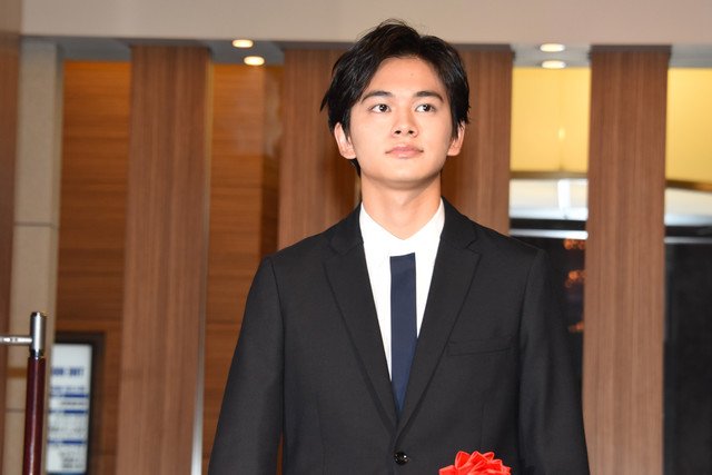 eiga_natalie's tweet photo. 北村匠海と浜辺美波が「君の膵臓をたべたい」で報知映画賞の新人賞を獲得（写真12枚） #北村匠海 #DISH #浜辺美波 #報知映画賞 https://t.co/9zAHOMC6G0 https://t.co/or9PhxlOZB