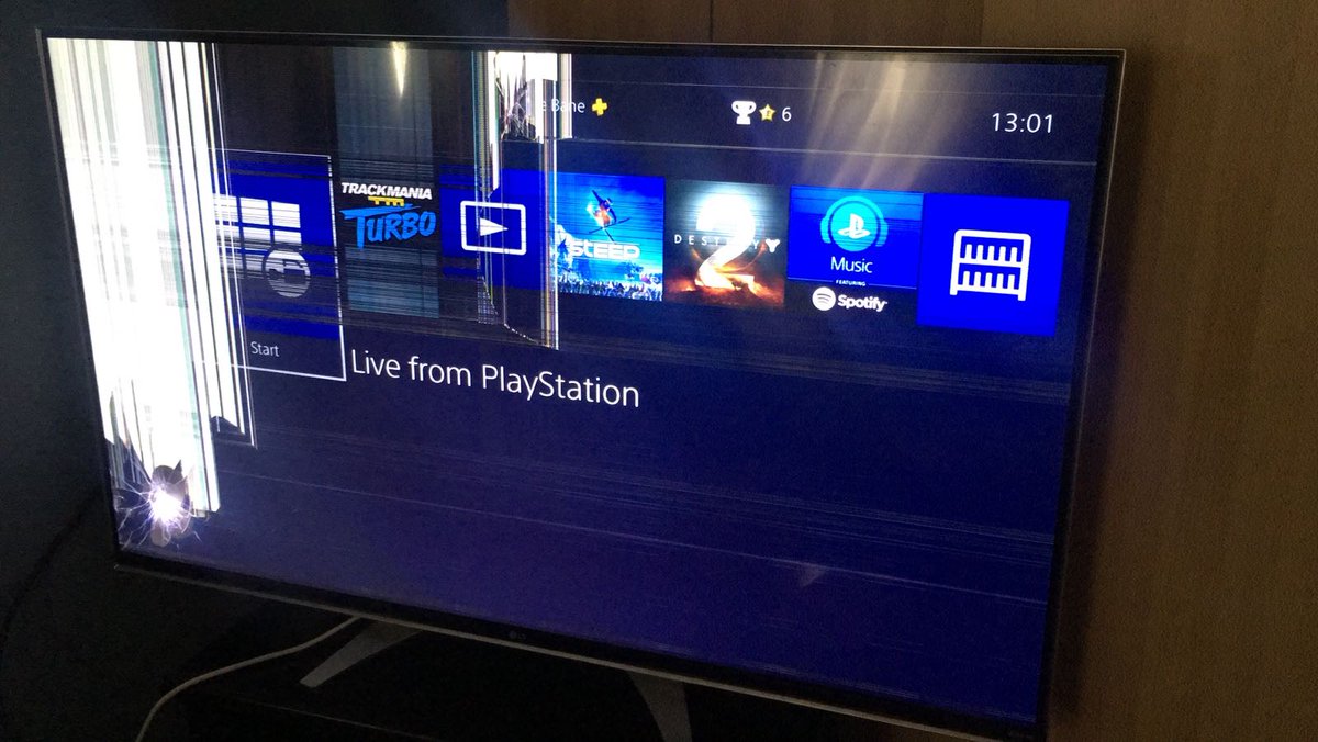 adhdied's tweet photo. @LG_WEBCARE_NL onze tv is afgelopen zaterdag kapot gegaan tijdens een feestje, maar niemand weet hoe. Het scherm ziet er nu zo uit. Het frame is midden boven ook nog eens gebogen in deze vorm richting /\, alsof de tv ergens op is gevallen. (1/2) https://t.co/nHeUdTvKTL