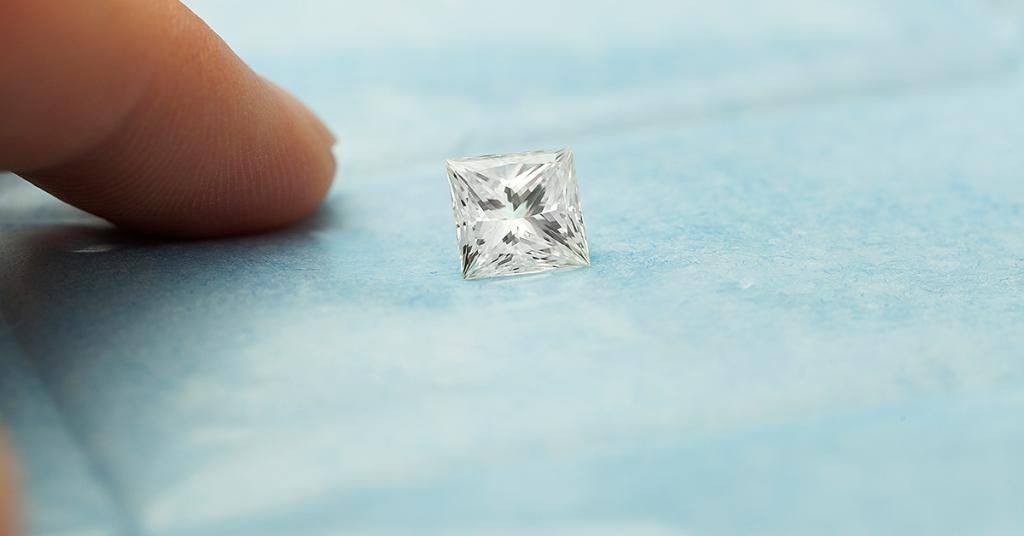 JewelTree_Ldn's tweet photo. An exploration of size differences between 2-carat and 3-carat #diamonds https://t.co/sAwskUTguH @Serendipity_D https://t.co/lyCK7Tg7if