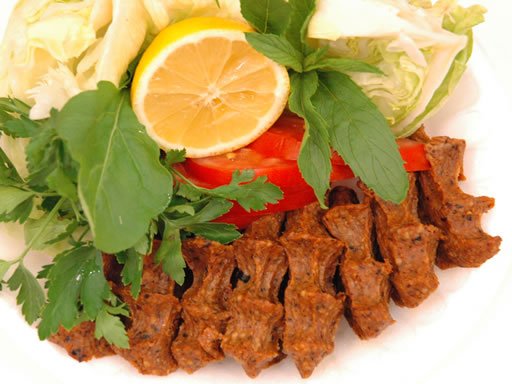 (Etli Çiğ Köfte Tarifi (Adıyaman)) - Adıyaman usulü Etli Çig Köfte Tarifi: Ortaya çıkışı Nemrut'a kadar dayanan çiğ köfteyi bir çok yöremizde, herkes kendine has bir ta... - yemekmektebi.com/etli-cig-kofte…