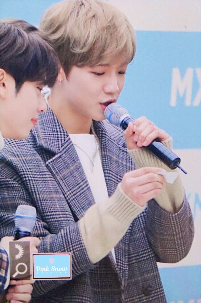 PinkSnow1225's tweet photo. 171220 토니모리팬싸 #MXM  #임영민 머리색깔 넘 이뻐ㅠㅠㅠ https://t.co/zSbAjc3d7L