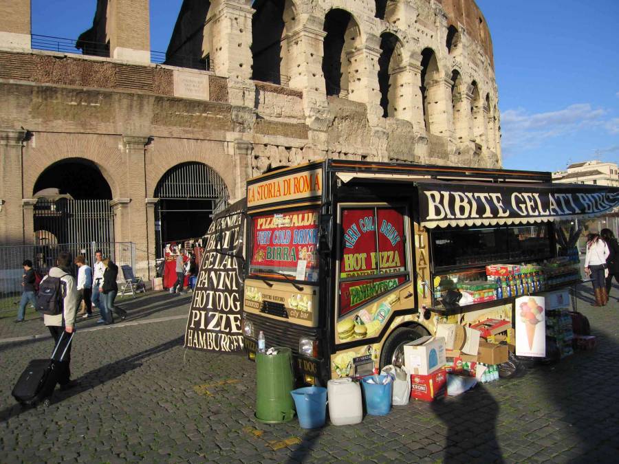 #Ambulanti La Camera rinvia direttiva #Bolkestein al 2020. 
A Roma #Tredicine e affini esultano.