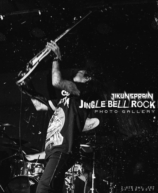 jikuNspraiN's tweet image. last nite i-six kemang jaksel #sprained #heavymetal #warriors #gelaptakberujung