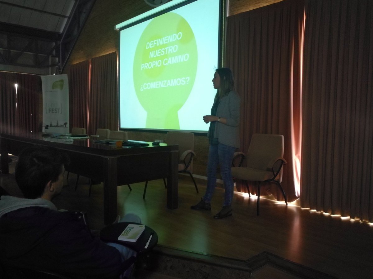 everisCodeFEST's tweet photo. Y tras @criperrui, continúa Carmen, nuestra responsable de recursos humanos explicando la cultura de empresa #headingtocodefest #IESJulioVerne https://t.co/AzLbrAACo8