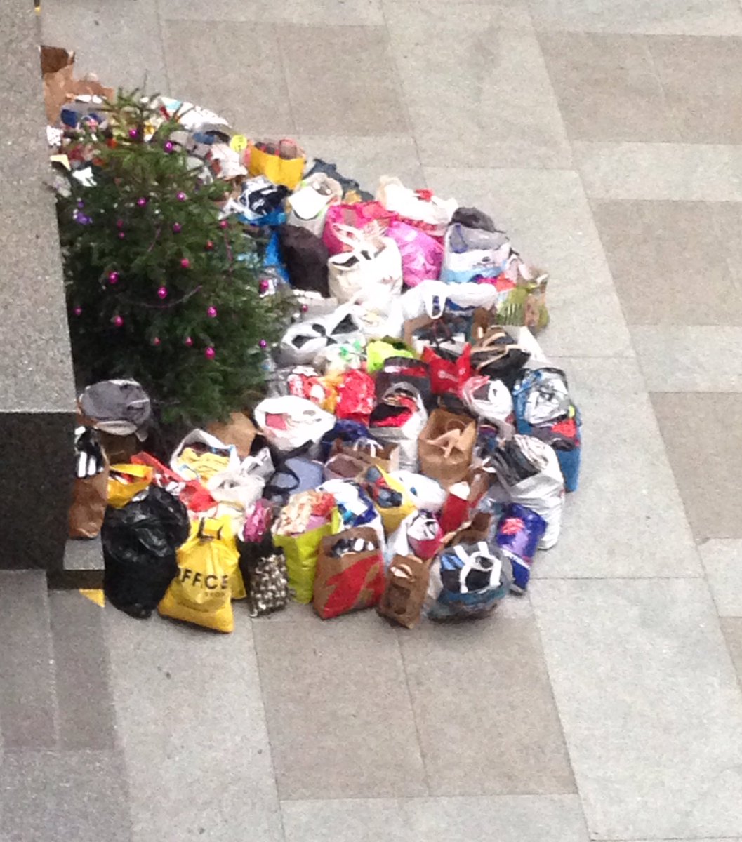 Lidi bez domova letos čeká z vánoční sbírky od <a href="/JuristiUK/">Juristi</a> bohatá nadílka. Do zítřka se na #pfuk ještě můžete přidat! #ipravnicimajisrdce