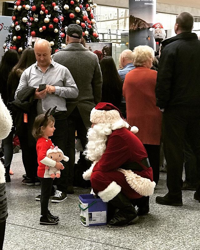 CorkAirport's tweet photo. The Arrivals Hall is a special place this time of year @CorkAirport. Little Amelia Forde chatting with Santa a few days ago. #FlyCork. https://t.co/UH9tw1seRw