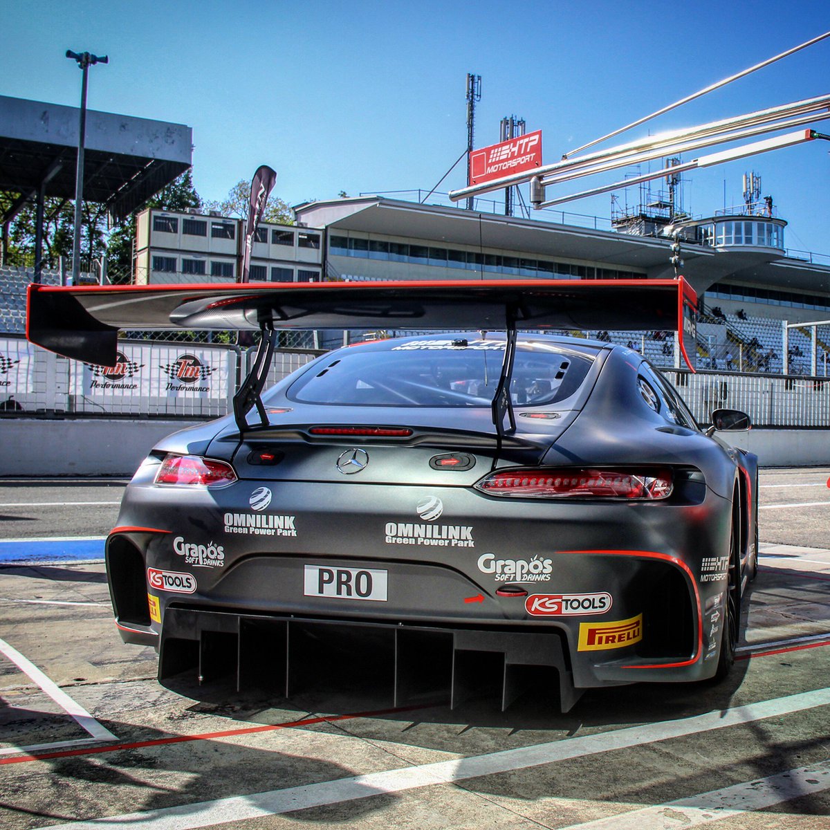 GTendurance_'s tweet photo. #WingWednesday mit @MaxiBuhk @franck_perera &amp; #JimmyEriksson beim #BlancpainGT Series #Endurance Cup Auftakt in @Autodromo_Monza - neben #Macau gab es auch hier ordentlich #Kaltverformung - https://t.co/uz6f9ct6FT /// #AMG #amg84 #monza #gtracing #gtendurance | 📷 @brunos_sacco https://t.co/L08cCqCdFT