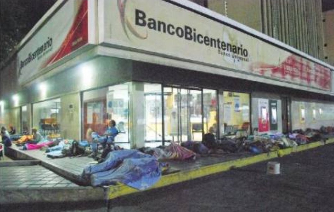 ChuoTorrealba's tweet photo. Así amanecemos, 20D/ Humillación, escarnio, maltrato injustificable. Así duermen en las calles de Maracaibo los abuelos que intentan cobrar su pensión:    https://t.co/ptWJfL3NlA vía @laverdadweb https://t.co/TKRouzlEMr