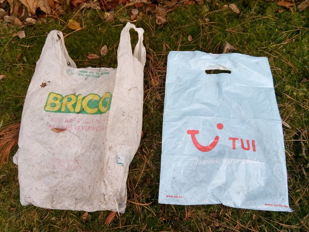 OpruimHond's tweet photo. 2 plastiek zakken als #zwerfvuil... Volgens #fedpack vermoedelijk in zee belandt in land hier ver vandaan, stroomopwaarts gezwommen om Dijle te bereiken, en dan aan land gebracht (Leuvense bever?)... Moet wel, want bij ons is er geen link tussen zakjes en #zwerfafval 🤔 https://t.co/vW3h7ivj2W