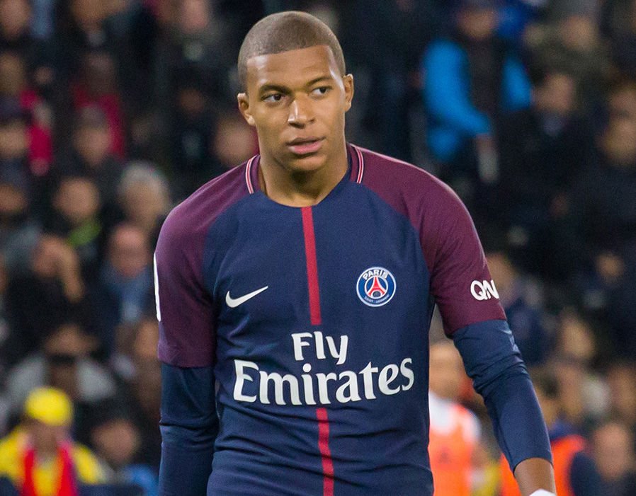 PrinceduParc's tweet photo. Kylian Mbappé, le seul joueur au monde qui a eu 18 ans pendant 2 ans. 👏 https://t.co/b0muxK7OcC