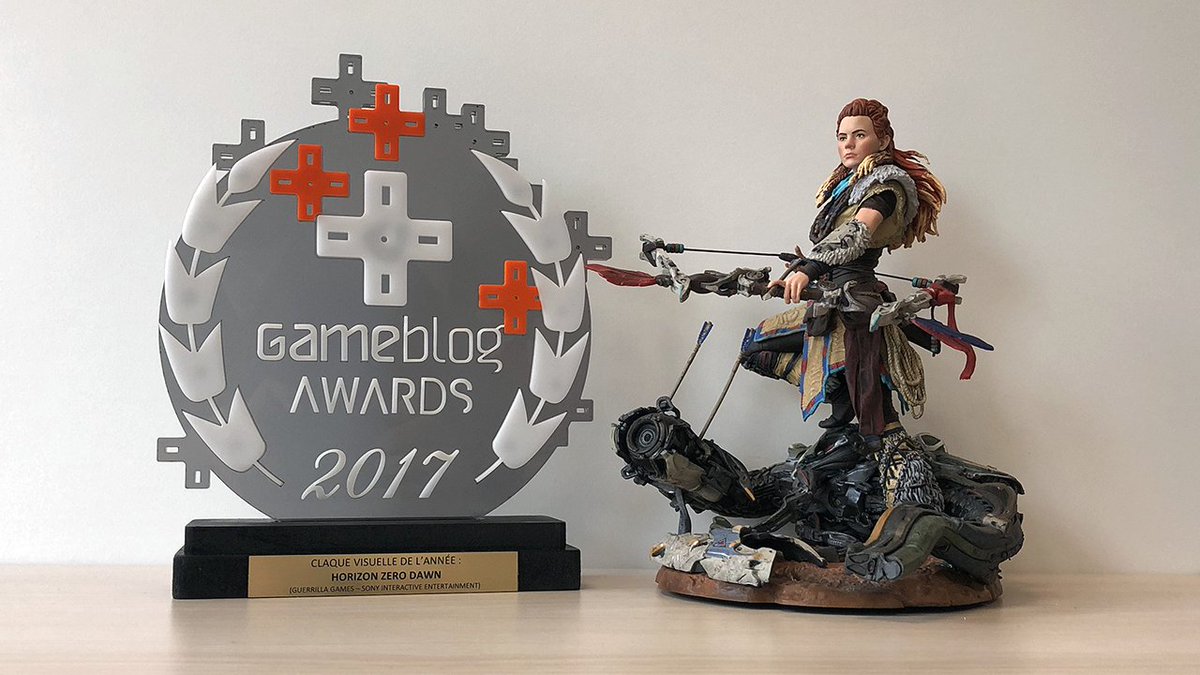 PlayStationFR's tweet photo. 🏹 Le jeu Horizon Zero Dawn, disponible en exclusivité sur PS4, a remporté le prix de la Claque Visuelle de l'Année 2017 aux Gameblog Awards 👏
Aloy pose avec son trophée ⤵️ https://t.co/wfCOuJdemr