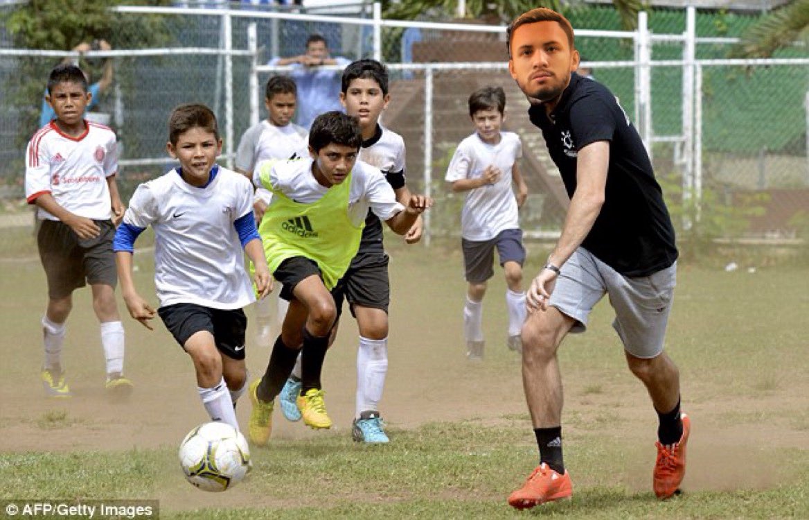 ElSavage69's tweet photo. Over the festive period it’s always good to give back to those who support me. Here’s me back in my hometown playing with some of the locals, what a joy to spend time with these kids and hopefully make their Christmas 😁🇲🇽 #MerryChristmas #mexicanmagician #ES69 https://t.co/J5pea43fEW