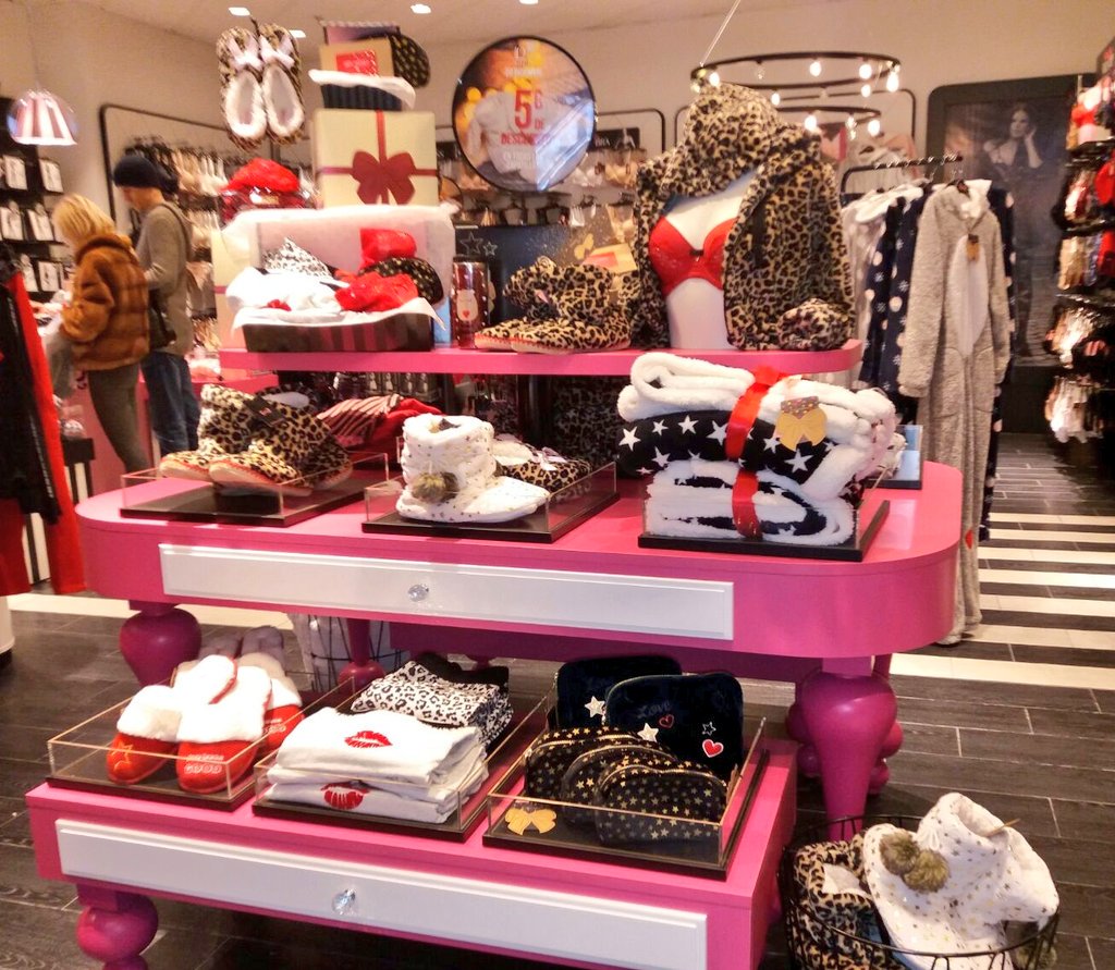 MeriakiArt's tweet photo. Más ideas para tus compras navideñas: zapatillas comidísimas, calentitas y con ¡¡¡5€ de descuento!!!!oouh yeah!!! #hunkemollervallsur #12daysofgifts @GilsanzEva @rosa_criado @Eriikota https://t.co/TVLUPrxnEO