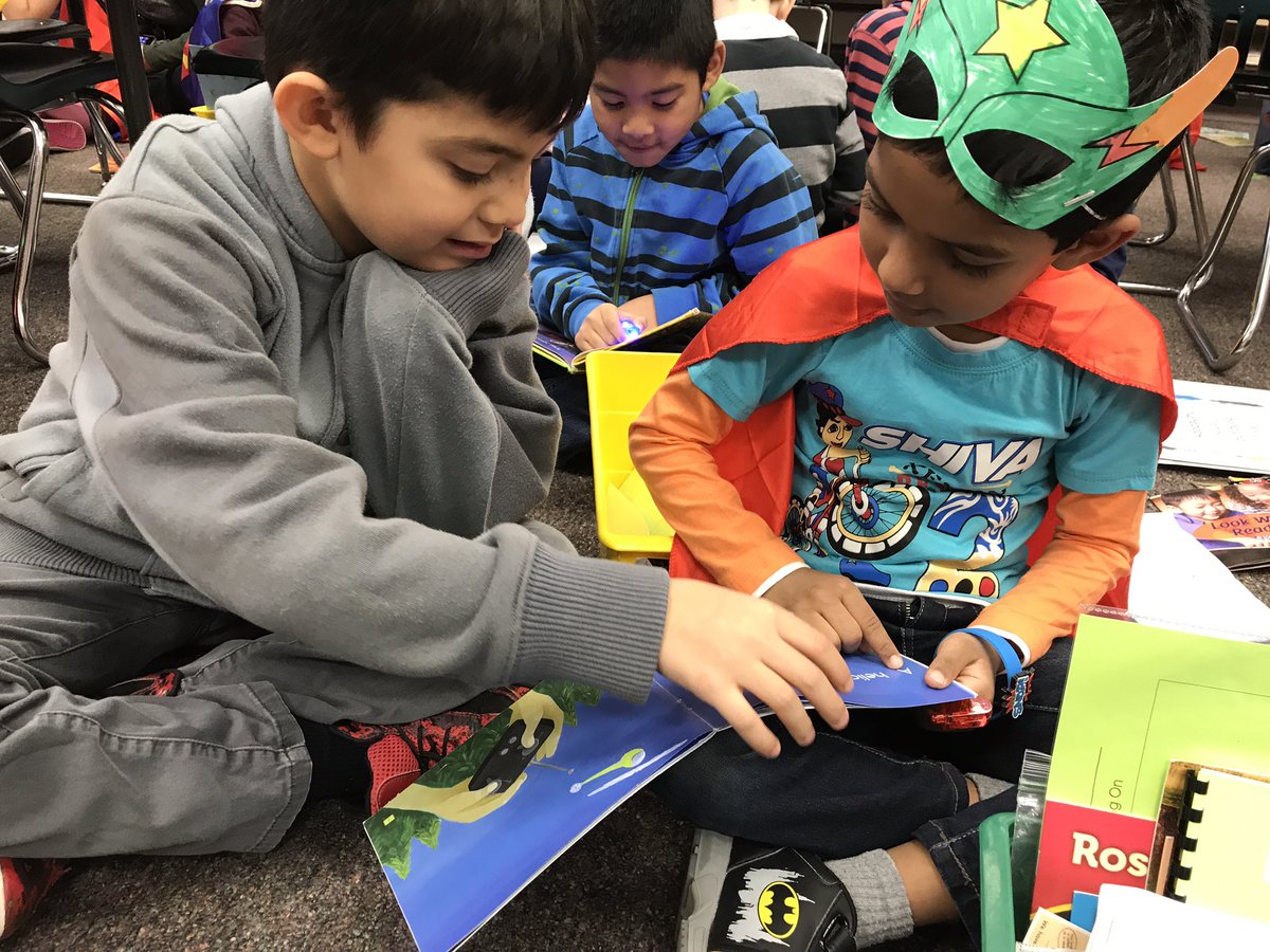 DanielleAnctil's tweet photo. Thanks for coming @MrsMurrayG2  to celebrate with us! @apscspr @APSLiteracy @MrsMurrayG2 https://t.co/gIACnt1bpU
