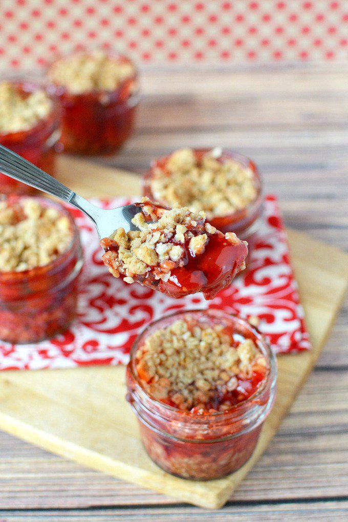 jngb2017's tweet photo. RT @Rick_OntheRocks: Mason Jar Cherry Crumble Recipe https://t.co/rPfOv42egn #Recipes via @therebelchick https://t.co/7uiSDUgHy5