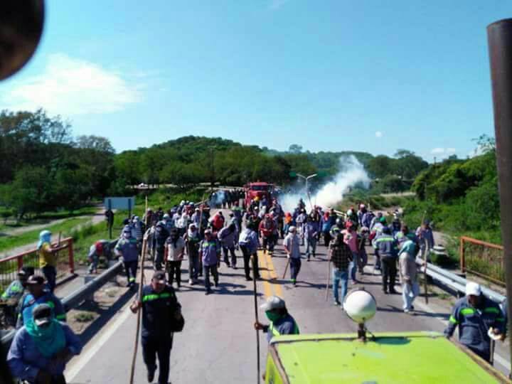 PatriaGrandeArg's tweet photo. #Ahora denunciamos y repudiamos la brutal represión de la que están siendo víctima los trabajadores del ingenio La Esperanza en #Jujuy !!
#BastaDeRepresion #bastadeperseguir 😡 https://t.co/MqJOGWVDPf