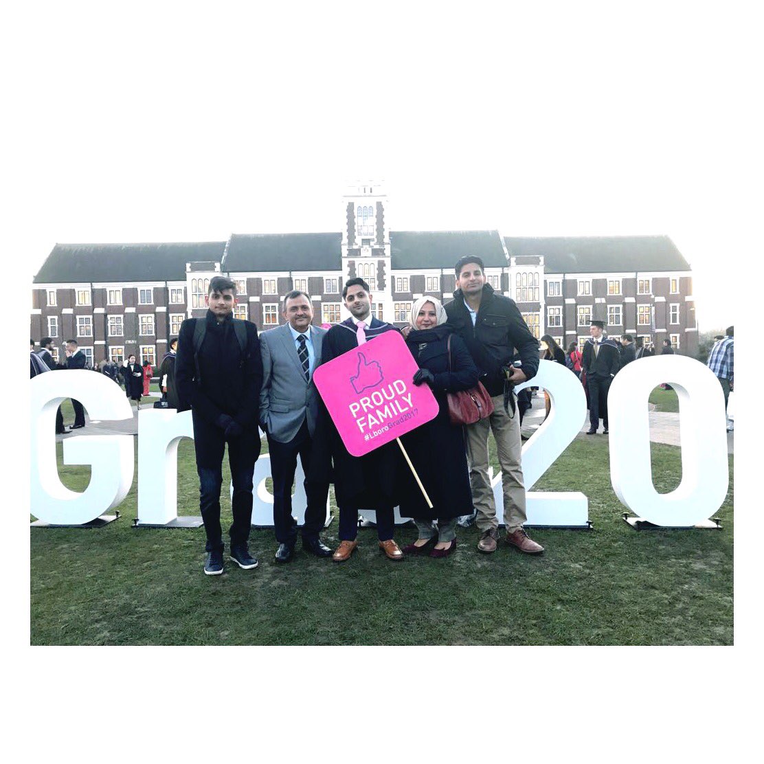 LazyRayza's tweet photo. A beautiful final goodbye @lborouniversity #LboroGrad2017 #Legendary π https://t.co/Dq6iHLhL9o
