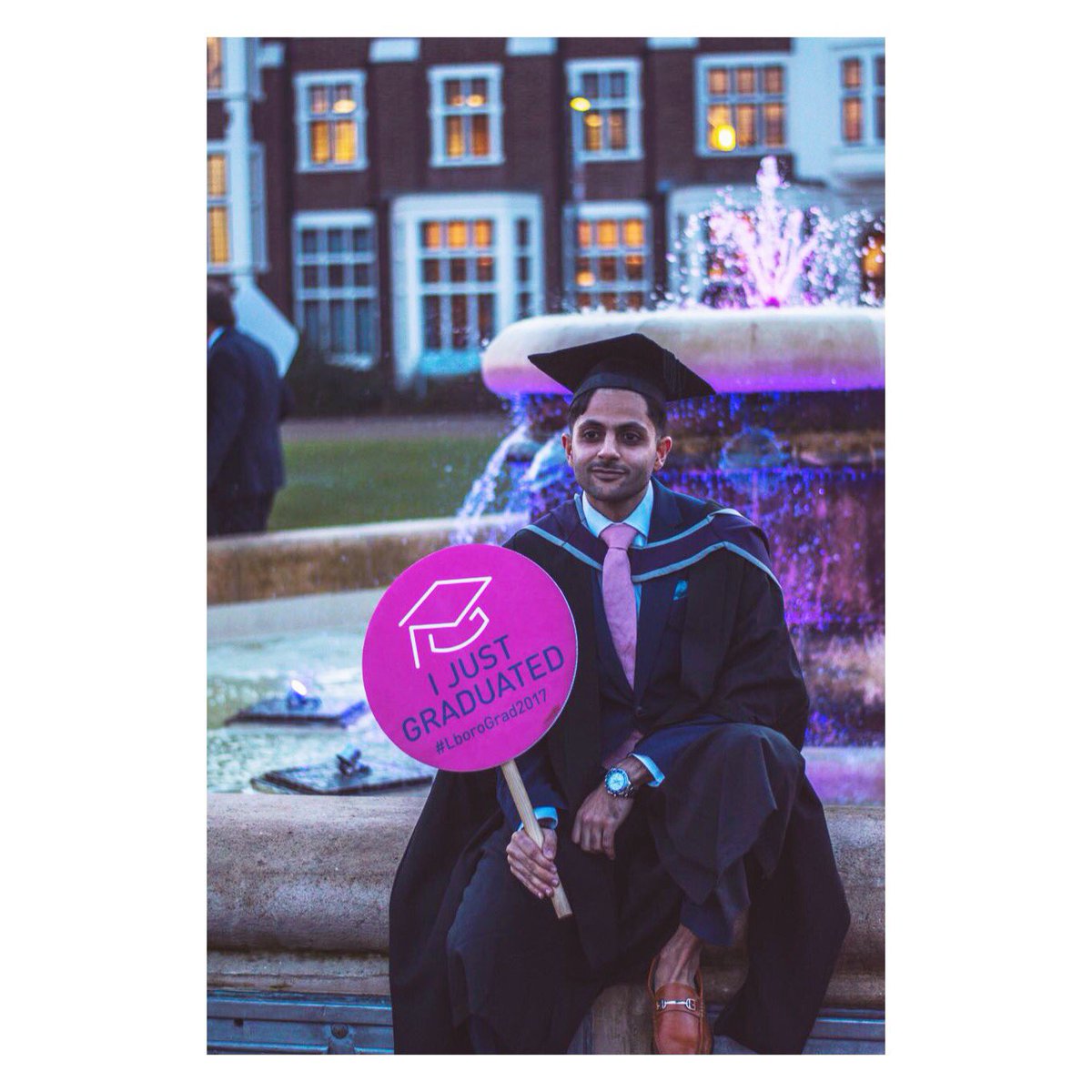 LazyRayza's tweet photo. A beautiful final goodbye @lborouniversity #LboroGrad2017 #Legendary π https://t.co/Dq6iHLhL9o