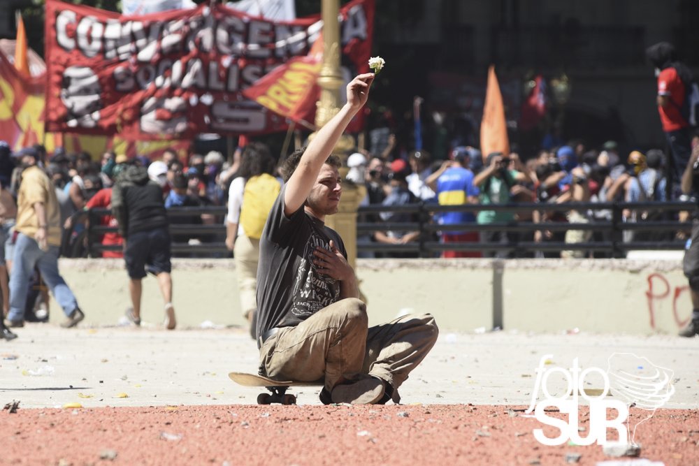 juan_amorin's tweet photo. El pibe se plantó a la Policía y les ofreció una flor en medio de la manifestación y le dispararon un balazo de goma en el ojo.

Ayer el presidente llamó héroes a los oficiales y delincuentes organizados a los que marcharon. https://t.co/tlit93up6W