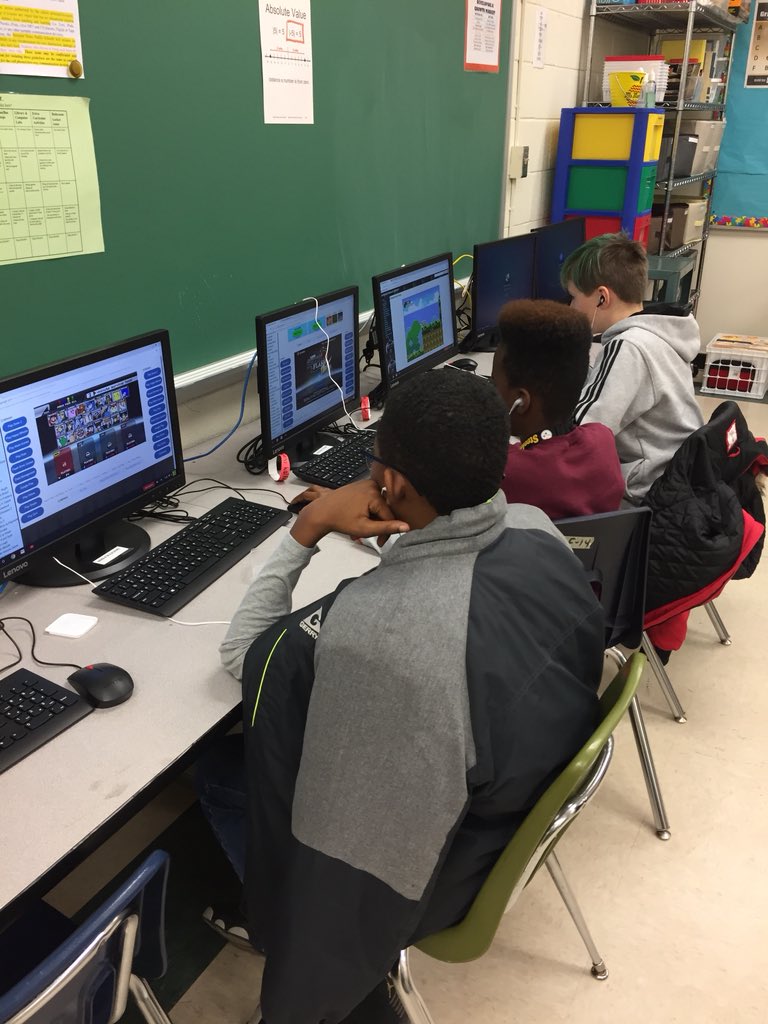 MrsCHaskins's tweet photo. Decorating cookies! Computer activities! #DMSBlockParty #DragonLand @DMSNNPS @LisaEgolf https://t.co/cuefMmGAvy