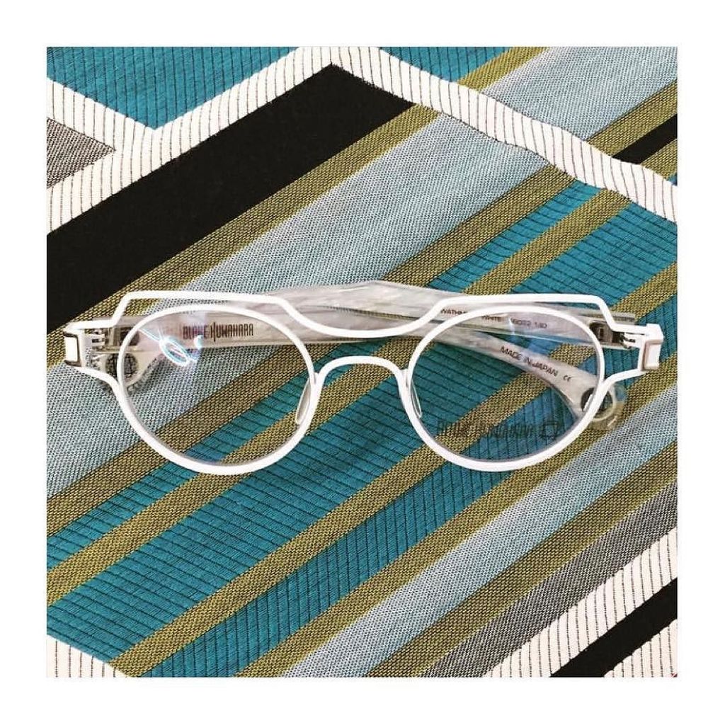 BlakeKuwahara's tweet photo. I’M DREAMING OF A WHITE CHRISTMAS! A very new color for us, the GWATHMEY in White as captured by @prlabonline #negativespace #minimal #architectural #framewithinaframe #handcraftedeyewear #luxuryeyewear #eyewear #lunettes #gafas #óculos #megane #brille #brillen #briller #fas… https://t.co/S7TI7N8xPX